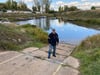 Ein Bild mit Symbolkraft: Wo sich die rechte Fußspitze von Vereinschef Jörg Wetzel befindet, müsste eigentlich das Wasser stehen, um den Normalbetrieb im Hafen zu gewährleisten.  Doch der Vorsitzende des Wassersportvereins Buckau-Fermersleben in Magdeburg hat mit seinen Vereinsmitgliedern immer häufiger mit Niedrigwasser zu kämpfen. 