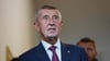 Der Vorsitzende der Oppositionsbewegung ANO, Andrej Babis, kommt zur Stimmabgabe in ein Wahllokal in Ostrava.