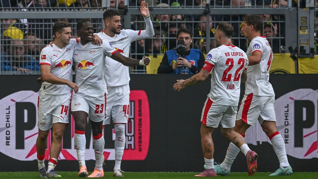 Die RB-Profis feiern das 1:0 durch Christoph Baumgartner (l.)