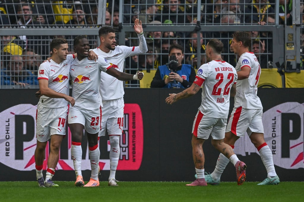 Die RB-Profis feiern das 1:0 durch Christoph Baumgartner (l.)