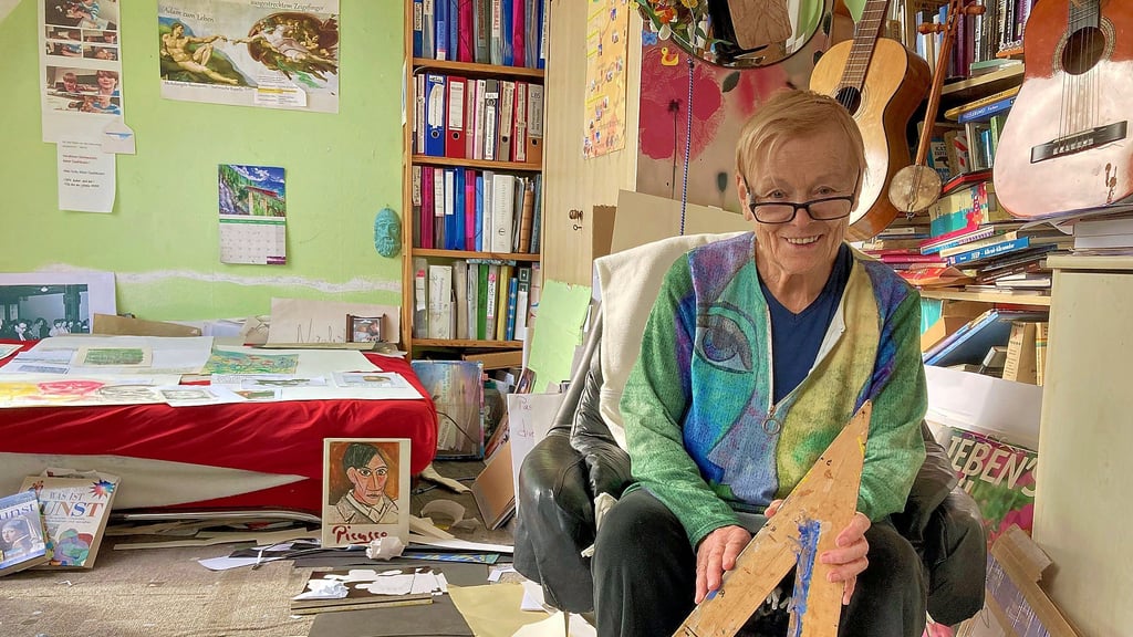 Gisela Kummetz im Frühherbst 2025 in ihrem Arbeitszimmer: Eine Ausstellung wird vorbereitet.