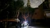 Während des Blackouts sitzen Gäste eines Straßencafés in der Kleinstadt Premià de Mar bei Barcelona im Licht von Taschenlampen und trinken lauwarmes Bier. (Archivbild)