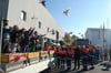 Zur Eröffnung des Festes lassen die Brieftaubenzüchter vor dem Bürgerhaus Tauben steigen.