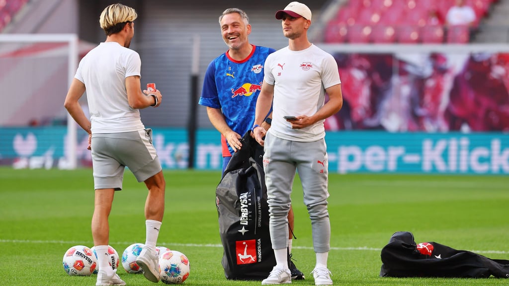 Ex-BVB-Trainer Jan „Zimmi“ Zimmermann im Gespräch mit den RB-Routiniers Kevin Kampl (l.) und Timo Werner.