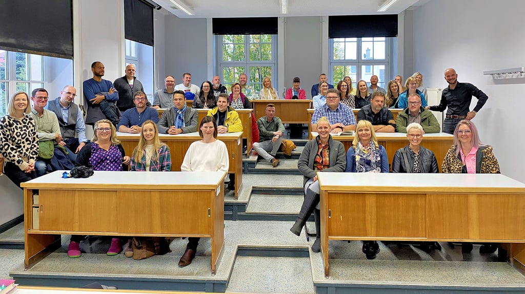 Erinnerungsfoto im Physikraum! Rund eine Hälfte der Dr.-Frank-Schüler des Abitur-Jahrgangs 2000 kamen beim Ehemaligentreffen zusammen.