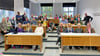 Erinnerungsfoto im Physikraum! Rund eine Hälfte der Dr.-Frank-Schüler des Abitur-Jahrgangs 2000 kamen beim Ehemaligentreffen zusammen.