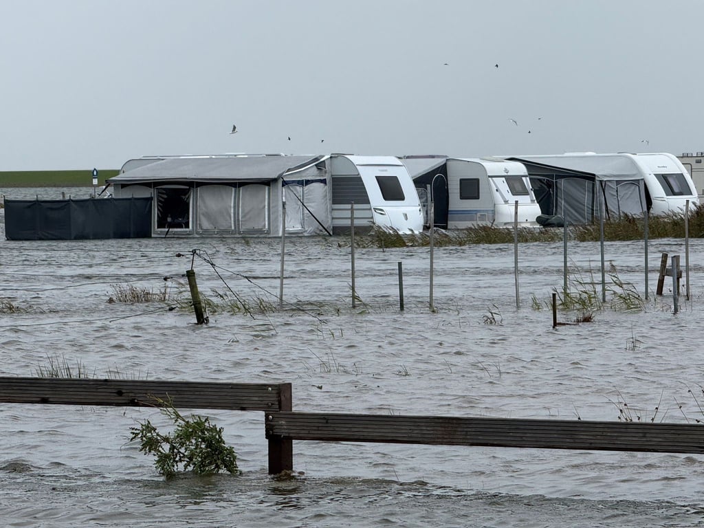 Das Hochwasser hat Teile eines Campingplatzes auf Norderney überflutet.