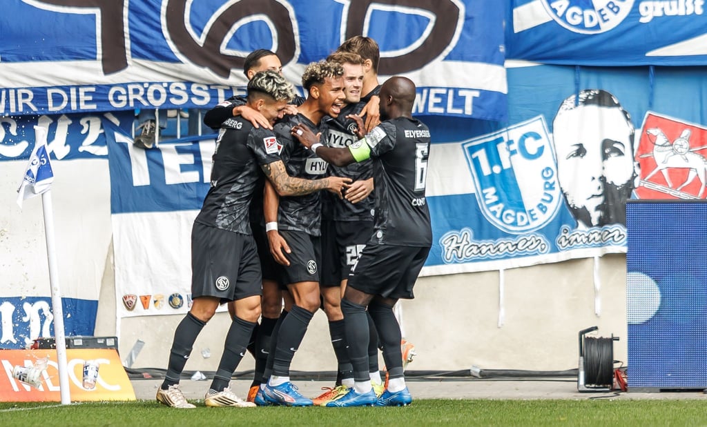 Bambase Conte (3.v.l) trifft zum 1:0 für Elversberg beim 1. FC Magdeburg.