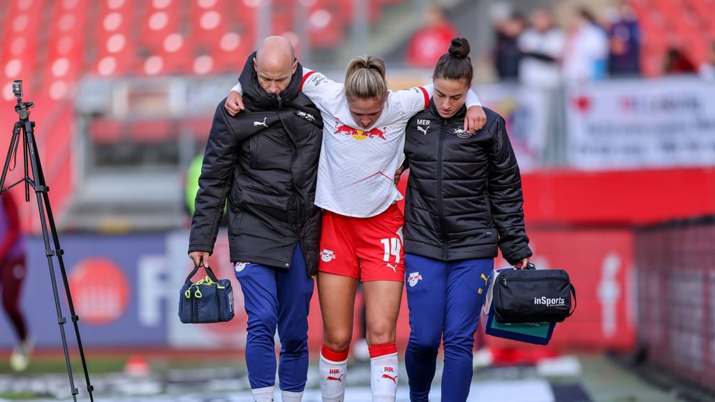 Marleen Schimmer verlässt den Platz verletzt.