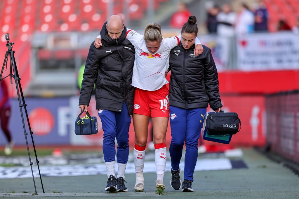 Marleen Schimmer verlässt den Platz verletzt.