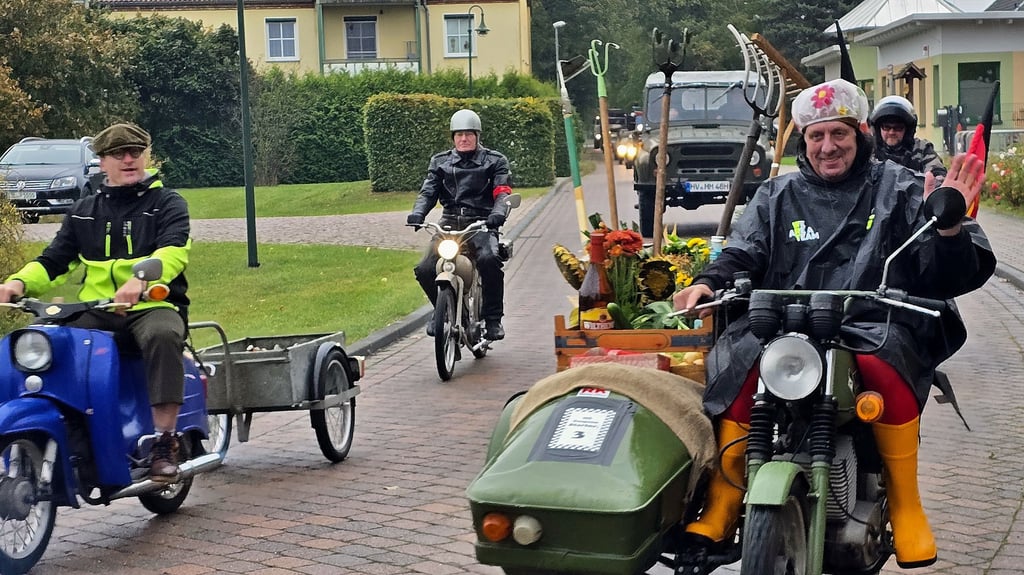 Wer sich passend zur DDR-Zeit gekleidet und sein Fahrzeug entsprechend ausgestattet hat, erhielt beim Nostalgiefest in Uenglingen als Dankeschön einen kleinen Sachpreis.