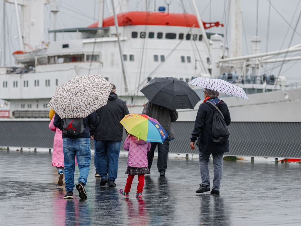 An den Küsten ist auch am Sonntag noch mit Regen und Sturm zu rechnen.