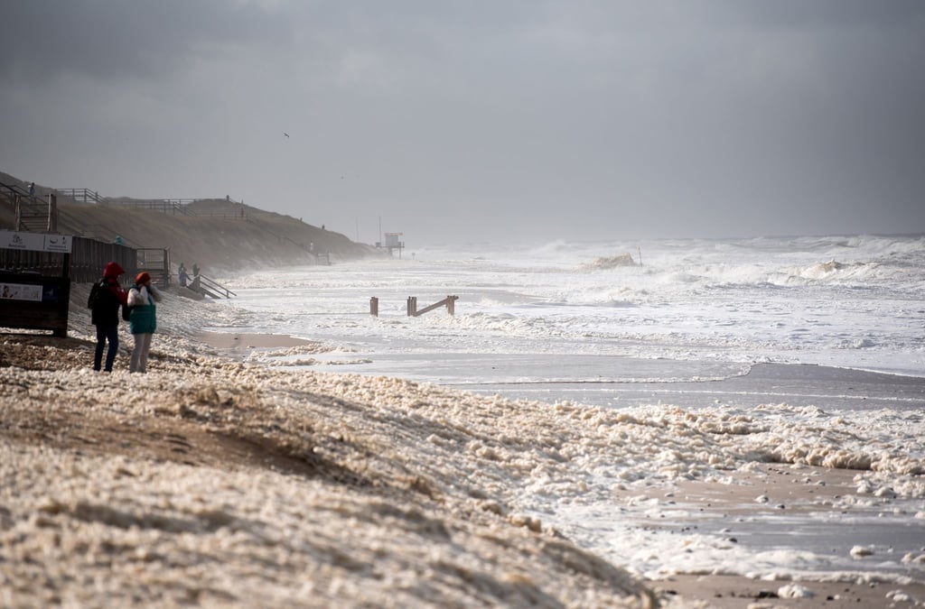 Sturmflut vor Sylt. Das Wetter lockte auch Spaziergänger an die Nordsee.