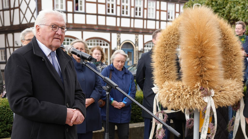 Bundespräsident Frank-Walter Steinmeier nimmt am 5. Oktober 2025 die Erntekrone in Tangermünde vor der Kirche St. Stephan entgegen.
