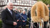 Bundespräsident Frank-Walter Steinmeier nimmt am 5. Oktober 2025 die Erntekrone in Tangermünde vor der Kirche St. Stephan entgegen.