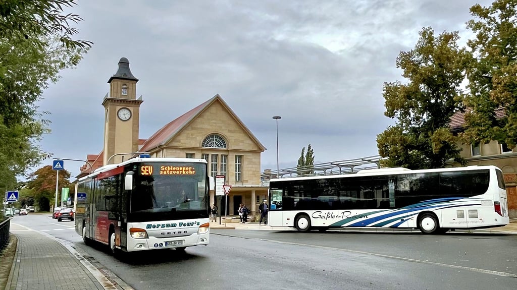 Die Busse im Schienenersatzverkehr rollten pünktlich ab 4. Oktober in Zeitz.