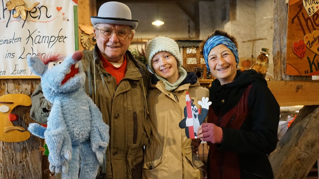 Holzkünstler Dietmar Neubauer (v.l.) freute sich sehr, dass Emma Bohnet und Janett Dähnhardt für schwerkranke Kinder spendeten.