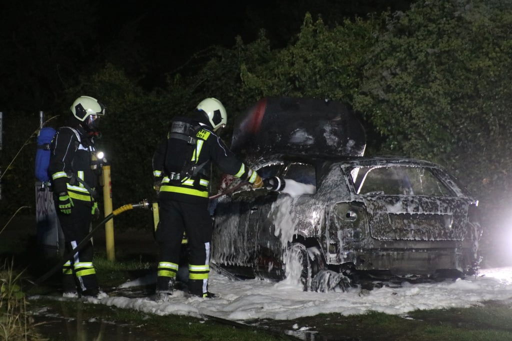 In der Straße zum Heizkraftwerk brannte ein Pkw vollständig aus. Die Feuerwehr war im Einsatz.