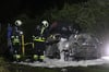 In der Straße zum Heizkraftwerk brannte ein Pkw vollständig aus. Die Feuerwehr war im Einsatz.