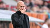 Was nun? VfL-Coach Paul Simonis reagiert in Augsburg sauer.