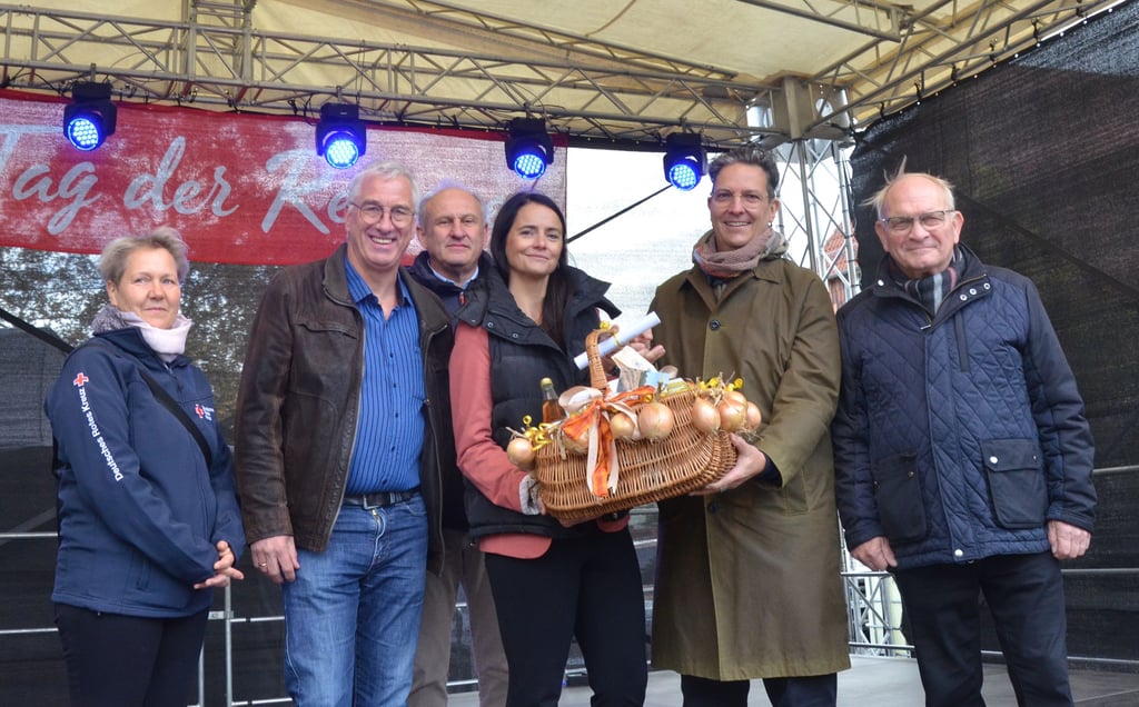 Zur Eröffnung der Tag der Regionen wurde traditionell der Erntedankkorb des Bauernverbandes Börde an die Vertreter der Stadt Oschersleben und des Landkreises Börde übergeben.