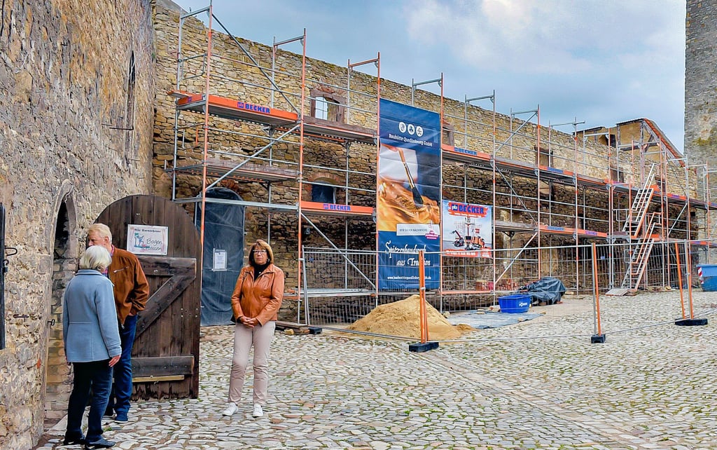 Die Fassade des ehemaligen Pferdestalls auf der Wasserburg in Egeln wird jetzt saniert.