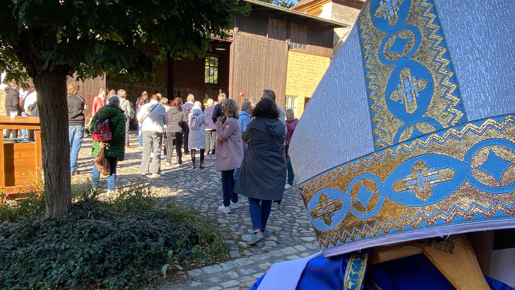 Gut besucht ist das Musikprogramm in der Scheune des Wirtschaftshofes des Burchardiklosters Halberstadts am 3. Oktober bei der Jubiläumsfeier „20 Jahre Harzer Klosterwanderweg“.