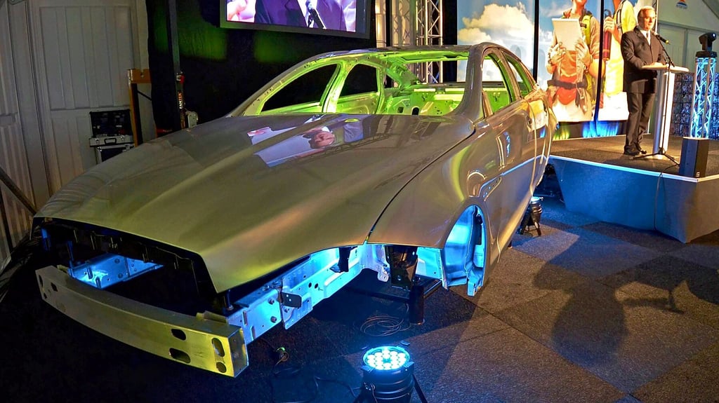 Bei der Herstellung von Aluminiumblechen fällt bei Novelis Schrott an. Bei Inventuren wurde das Fehlen von großen Mengen festgestellt. Hier 2011 eine Jaguar-Karosse komplett aus recyceltem Aluminium.