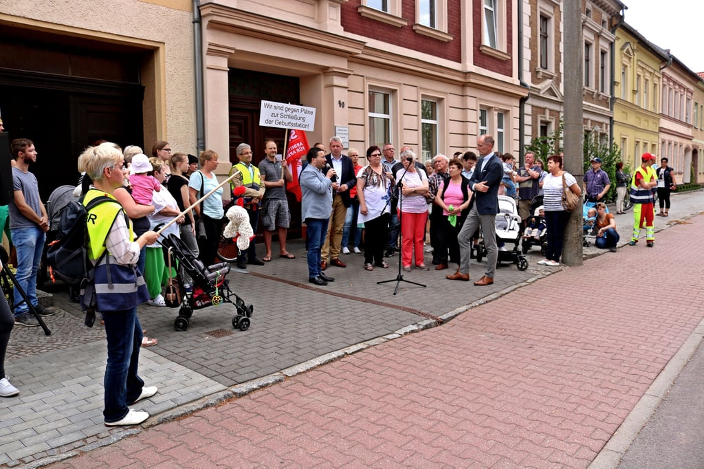 Schon im Juni 2018 demonstrierten die Zerbster vor der Helios Klinik, um die Schließung des Kreissaals zu verhindern - erfolglos.