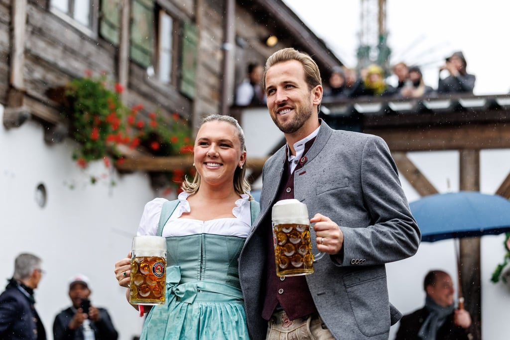Harry Kane präsentierte sich mit seiner Frau Katie Goodland in bester Wiesn-Stimmung.