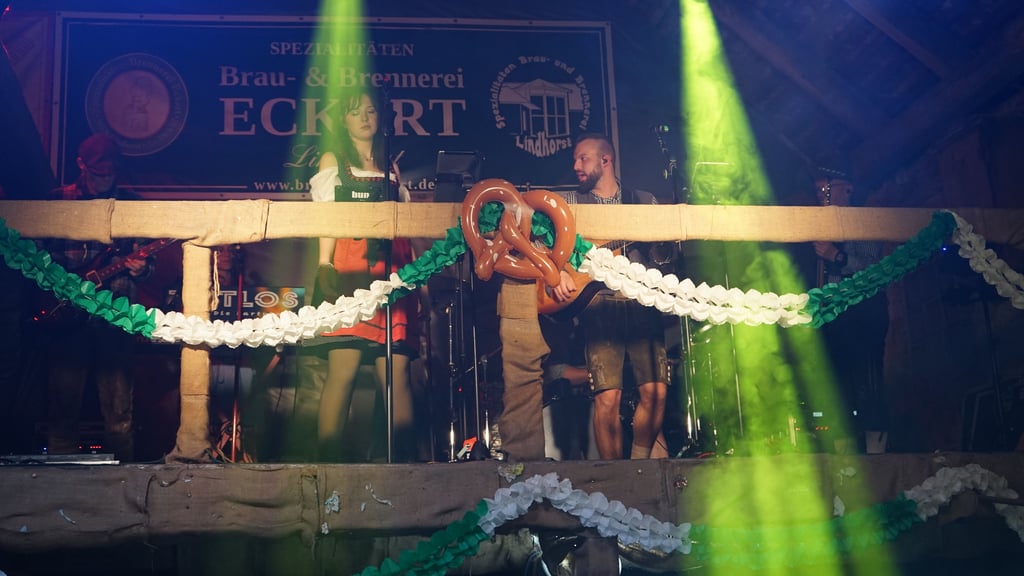 Scheune mit Bühne: Dort spielt die Farsleber Band Zeitlos.