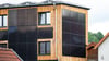 Energie im Gebäude einsparen: Solarpaneele sind nur ein Aspekt beim klimagerechten Bauen.