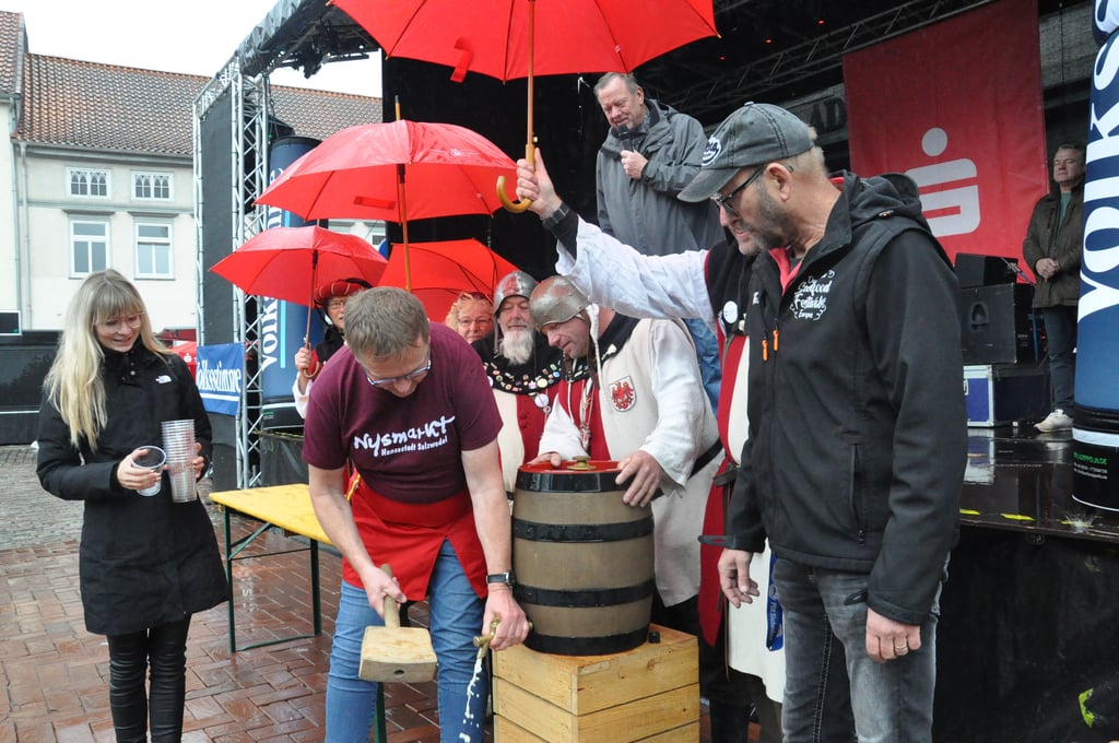 Rekord: Mit nur einem Schlag stach Olaf Meining das Bierfass an.