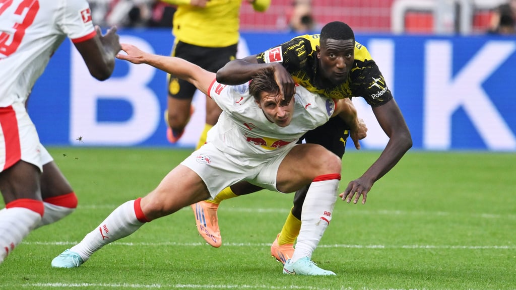 RB-Verteidiger Willi Orban im Duell mit BVB-Stürmer Serhou Guirassy.