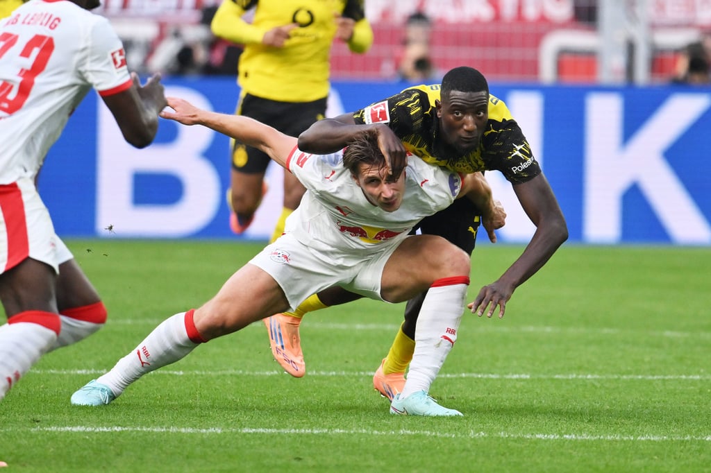 RB-Verteidiger Willi Orban im Duell mit BVB-Stürmer Serhou Guirassy.