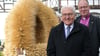 Frank-Walter Steinmeier, hinten Regionalbischof Johann Schneider. Traditionell bekommt der Bundespräsident jedes Jahr in einer anderen Stadt eine Erntekrone überreicht.