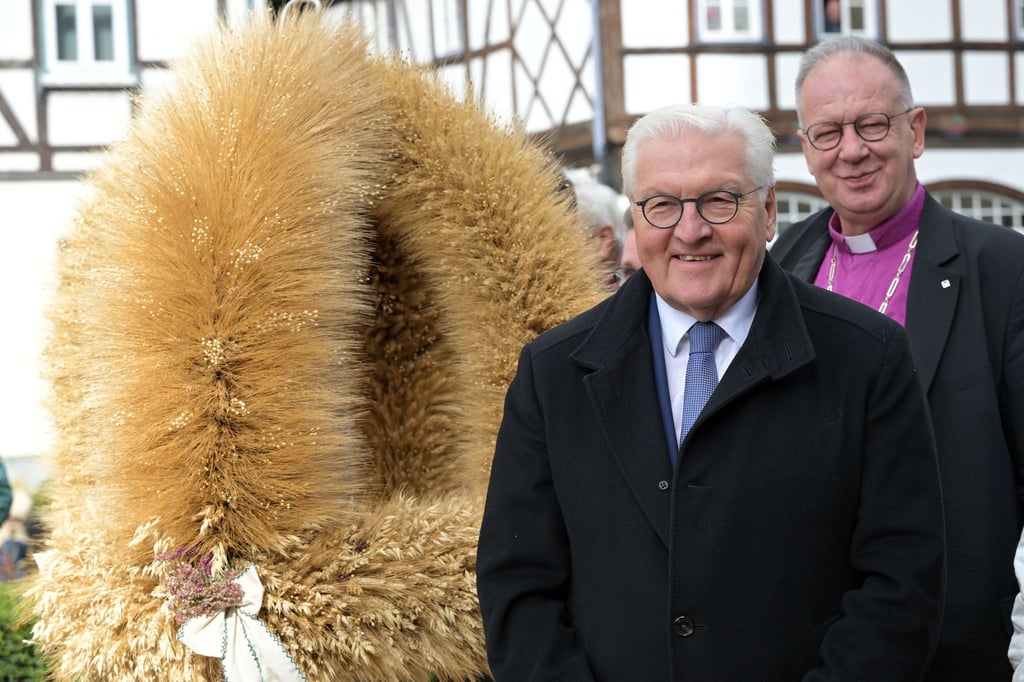 Frank-Walter Steinmeier, hinten Regionalbischof Johann Schneider. Traditionell bekommt der Bundespräsident jedes Jahr in einer anderen Stadt eine Erntekrone überreicht.