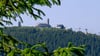 Blick auf den Fichtelberg. In Sachsen erwartet der Deutsche Wetterdienst auch heute noch vereinzelte Sturmböen. (Archivbild).