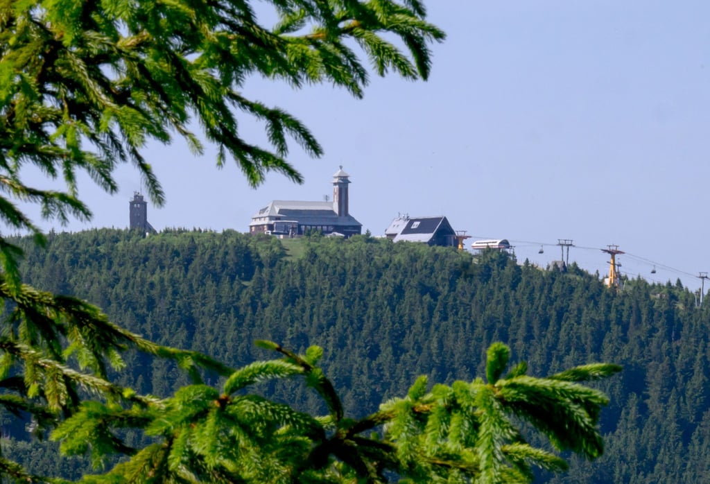 Blick auf den Fichtelberg. In Sachsen erwartet der Deutsche Wetterdienst auch heute noch vereinzelte Sturmböen. (Archivbild).