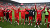 Die durchnässten HFC-Spieler feiern das 1:0 gegen den ZFC Meuselwitz. 