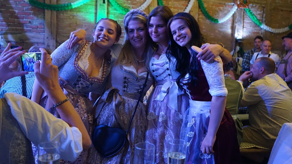 Dirndl und Lederhosen: Das muss aufs Foto für die Ewigkeit gebannt werden.