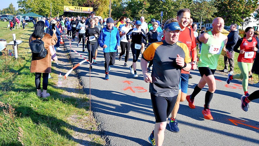 Das große Starterfeld macht sich auf die 6,5 und 13 Kilometer lange Strecke, die traditionell über den Kollerberg führt.