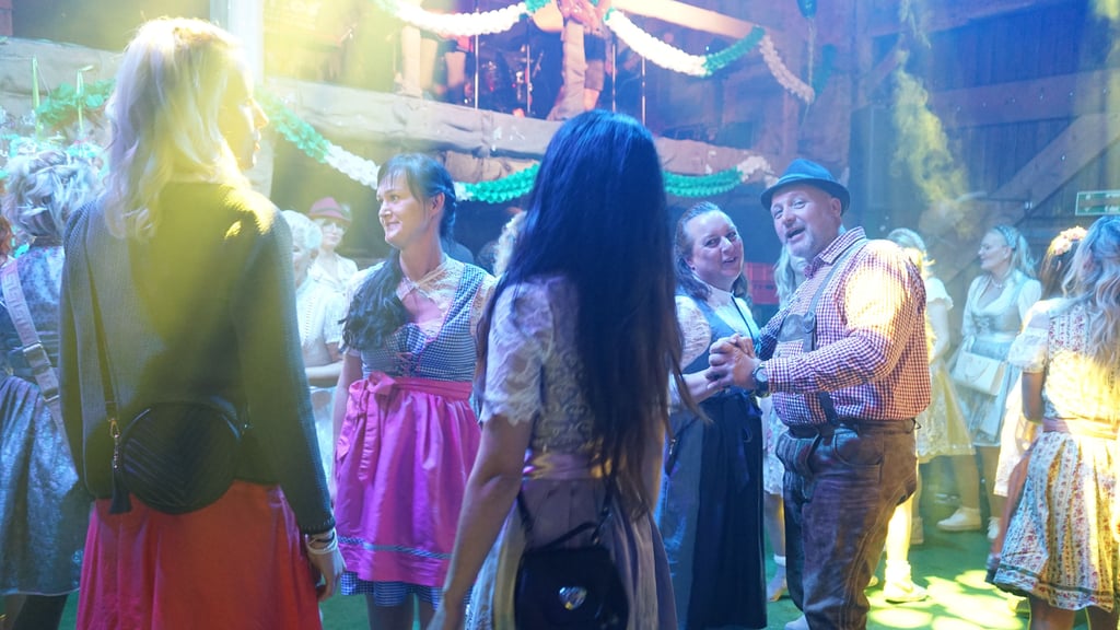 Oktoberfest in Lindhorst: Die Tanzfläche in der Scheune ist immer voll.