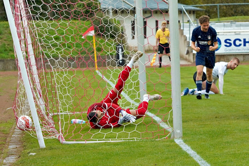 Turbine Halle hat nach dem Naumburger Führungstreffer von Niklas Zipfel zum 1:1 ausgeglichen. Der Ball und der geschlagene SCN-Keeper Akid Khalil liegen im Netz. In der Nachspielzeit treffen die Gäste ein zweites Mal.