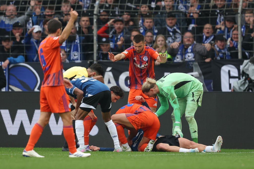 Grodowski liegt auf dem Rasen.