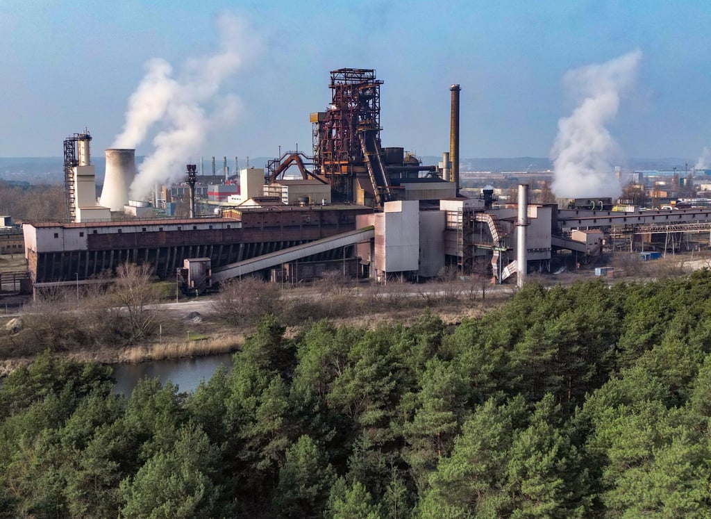 Die IG Metall setzt sich für den Erhalt des Werks von ArcelorMittal in Eisenhüttenstadt ein. (Archivbild)