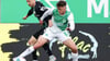 Hannover-Profi Maurice Neubauer (links) und der Fürther Lukas Reich kämpfen um den Ball.