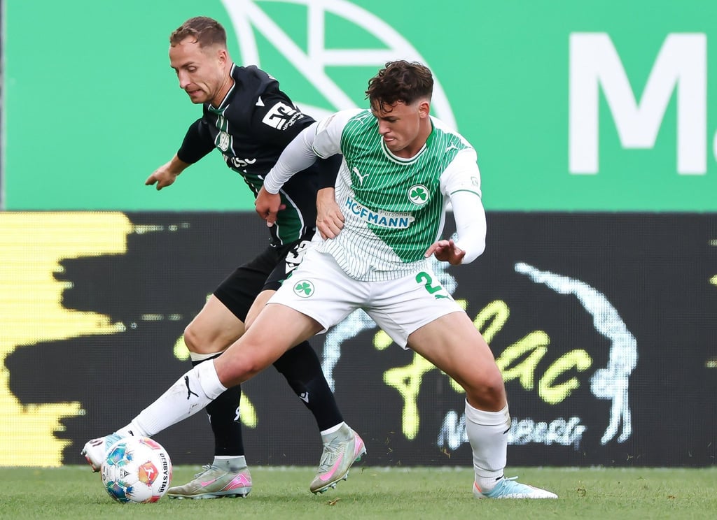 Hannover-Profi Maurice Neubauer (links) und der Fürther Lukas Reich kämpfen um den Ball.