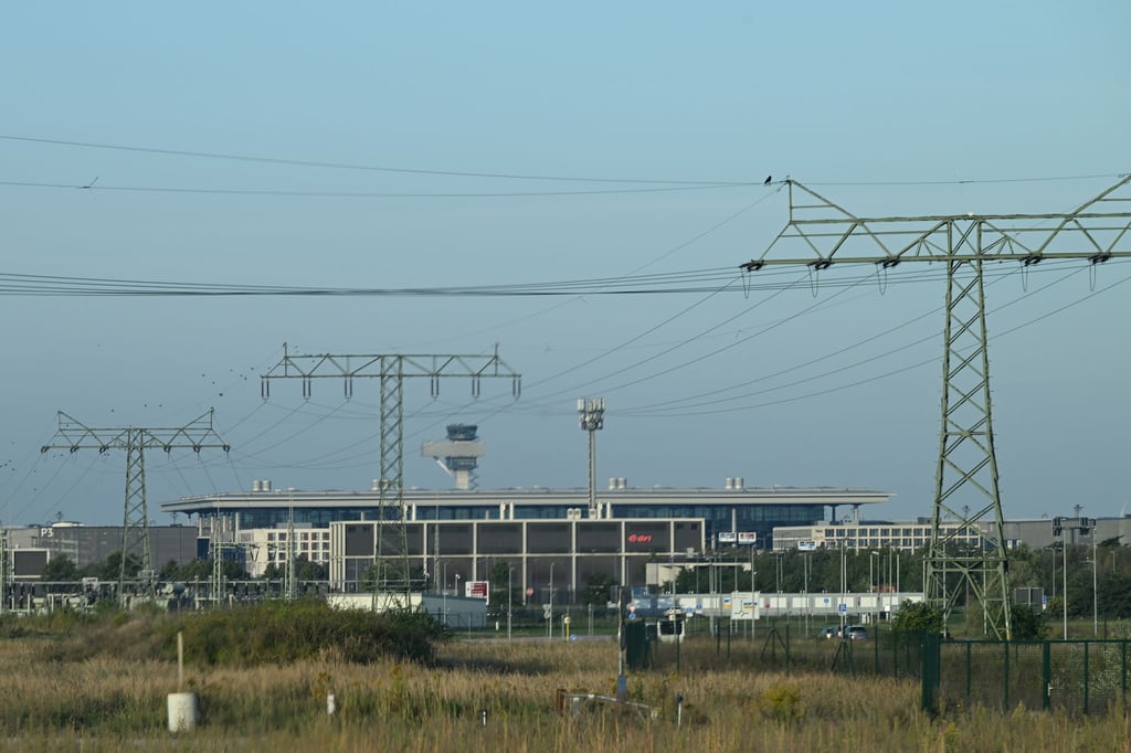 Angesichts zunehmender Drohnensichtungen - auch am Flughafen BER - wird über die Abwehr diskutiert. (Archivbild)