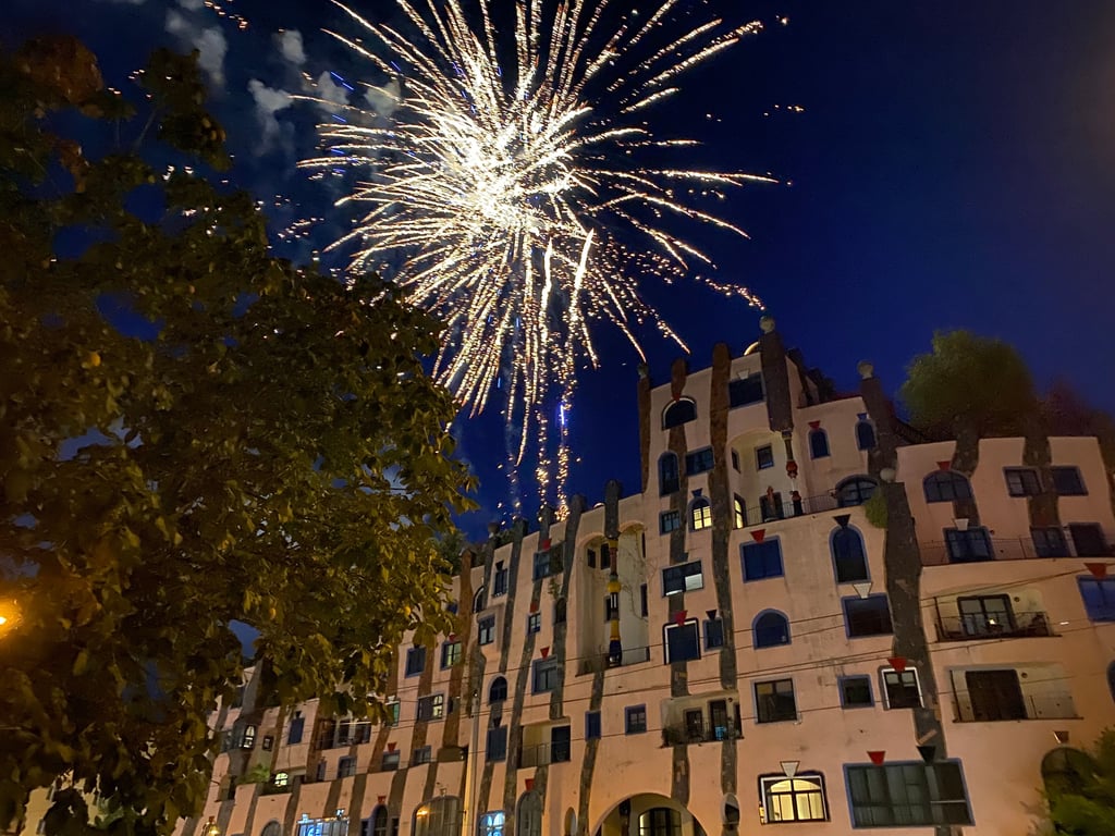 Feuerwerk überm Hundertwasserhaus in Magdeburg.